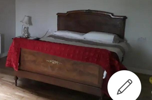 łóżko z czerwonym kocem na górze w obiekcie King Size Bed, Private Parking, Centrally Located w mieście Kilkenny