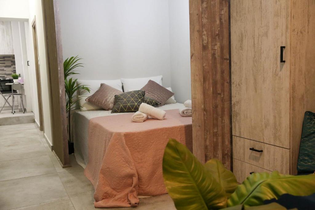 salon z kanapą i stołem w obiekcie MSK Rotonda Studio 2 w Salonikach