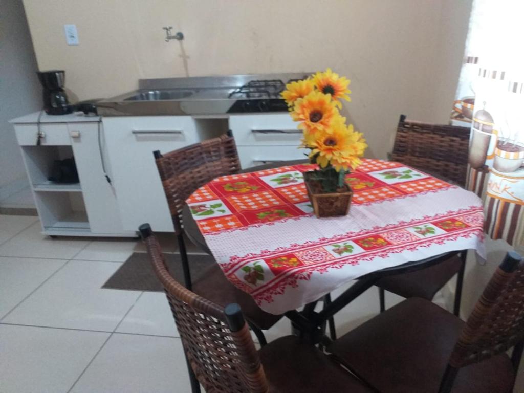 a kitchen with a table with a table cloth and a table sidx sidx sidx sidx at Dom Gabriel 4 in Campos dos Goytacazes