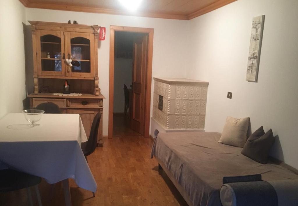 um pequeno quarto com uma cama e uma cómoda em Apartment Maximilian em Fiè