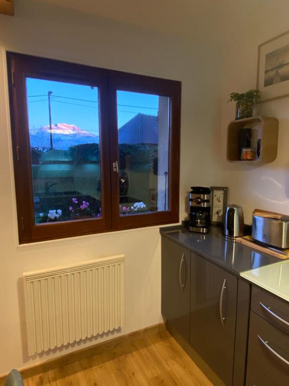 Kuchyň nebo kuchyňský kout v ubytování Appartement au calme avec vue sur les montagnes.