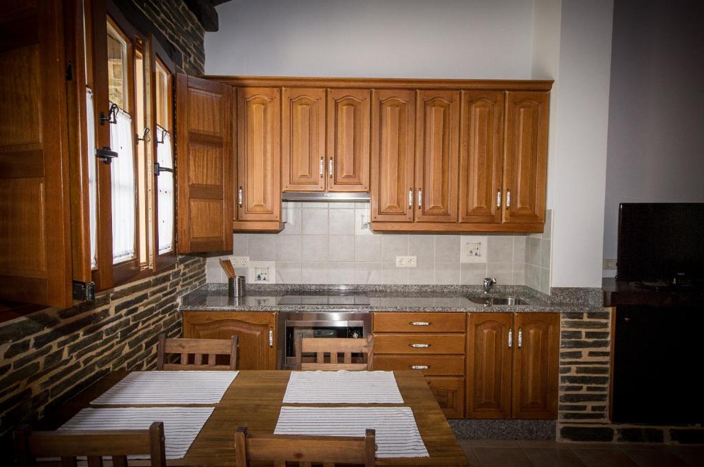 Kuchyň nebo kuchyňský kout v ubytování Apartamentos El Sualleiro