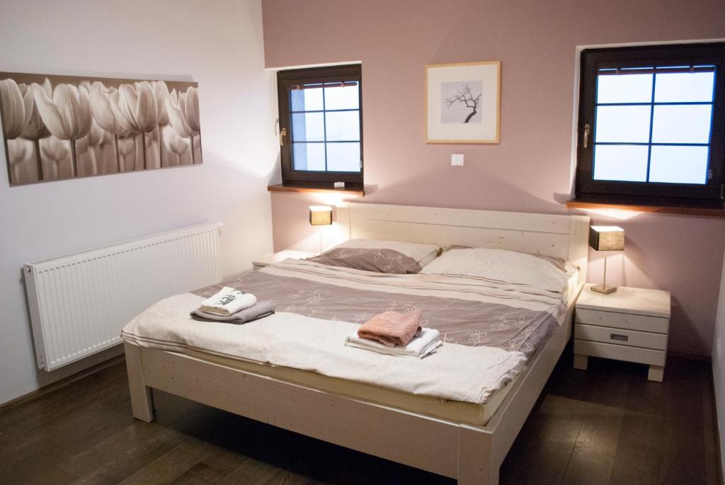 Postel nebo postele na pokoji v ubytování Apartmány Cestář Boží Dar
