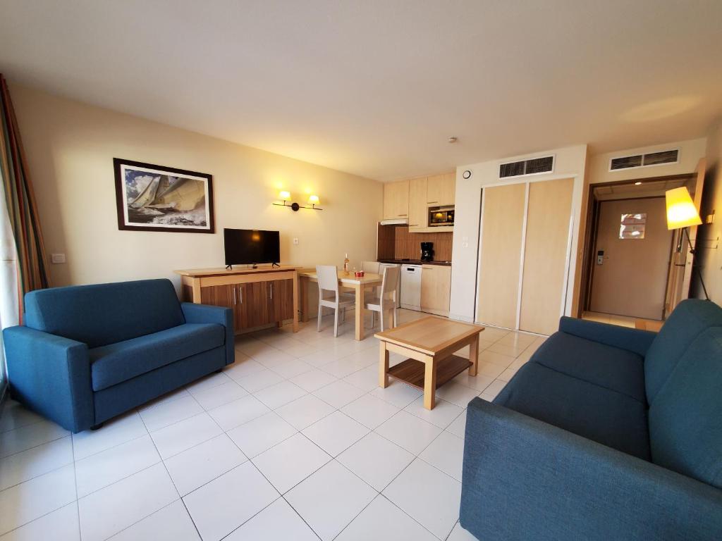 Televízia a/alebo spoločenská miestnosť v ubytovaní Cap HERMES Vue PORT Studio 30m2 Climatise Piscine