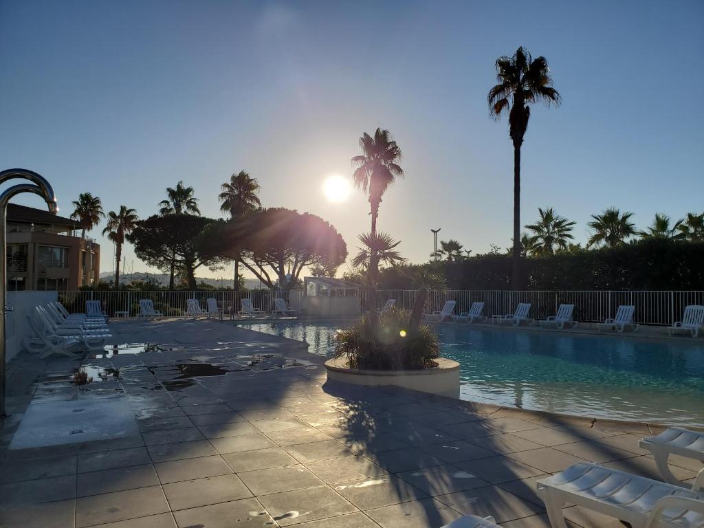 Bazén v ubytovaní Cap HERMES Vue PORT Studio 30m2 Climatise Piscine alebo v jeho blízkosti