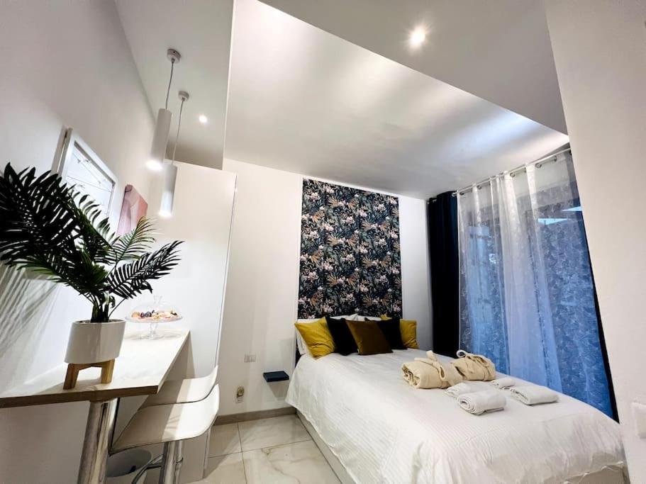 - une chambre avec un lit blanc et une fenêtre dans l'établissement Suite del Ponte, à Varèse