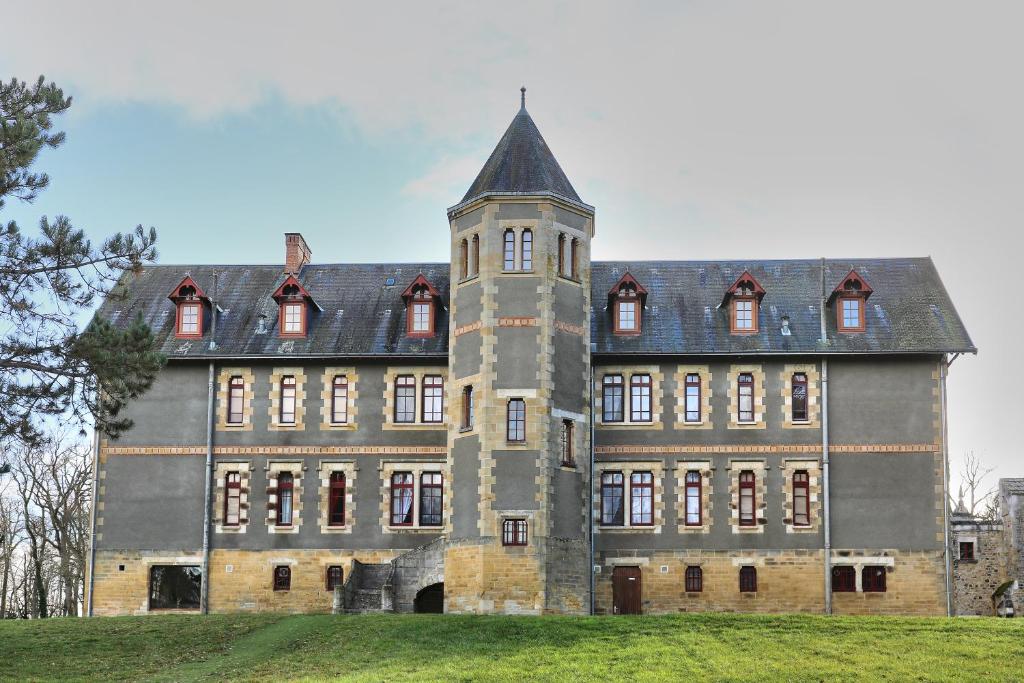 Fotografie z fotogalerie ubytování Château de Béguin v destinaci Lurcy-Lévis