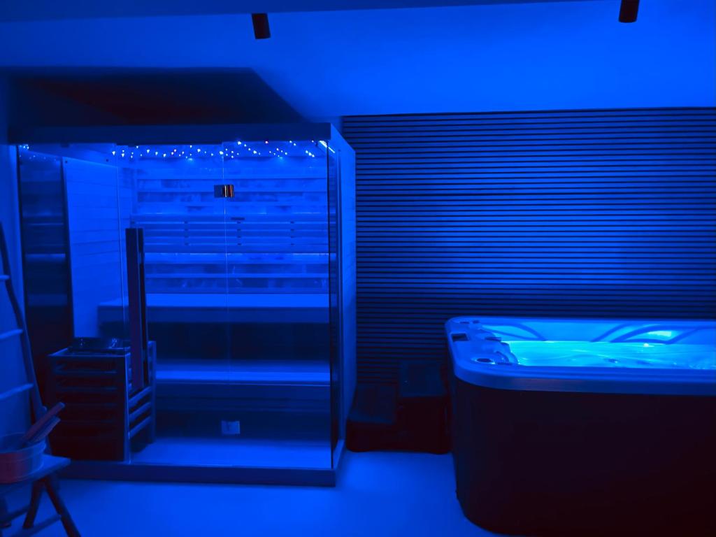 Posteľ alebo postele v izbe v ubytovaní Luxauthentic villa with heated pool SALT STONE - sauna, jacuzzi, gym, outdoor kitchen with bbq