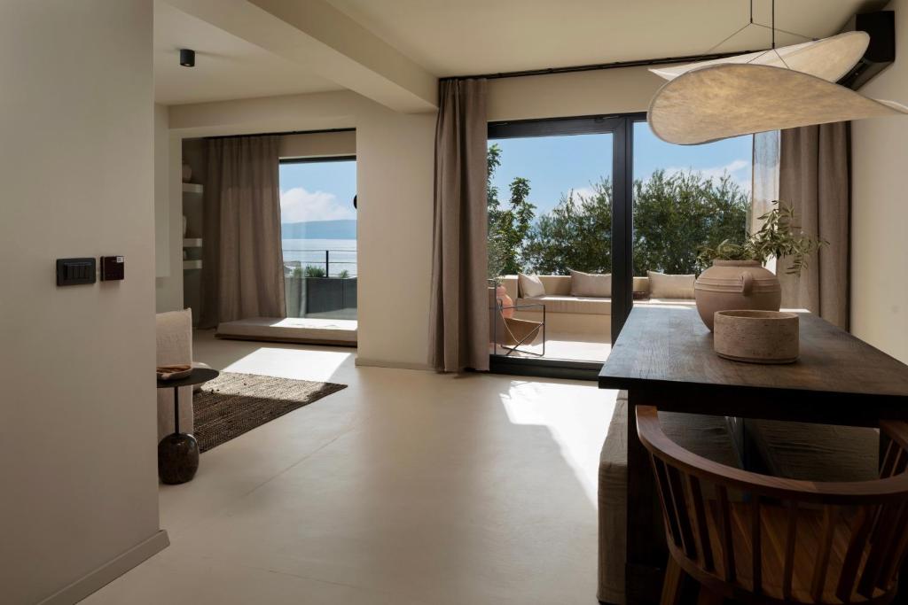 Posedenie v ubytovaní Luxauthentic villa with heated pool SALT STONE - sauna, jacuzzi, gym, outdoor kitchen with bbq