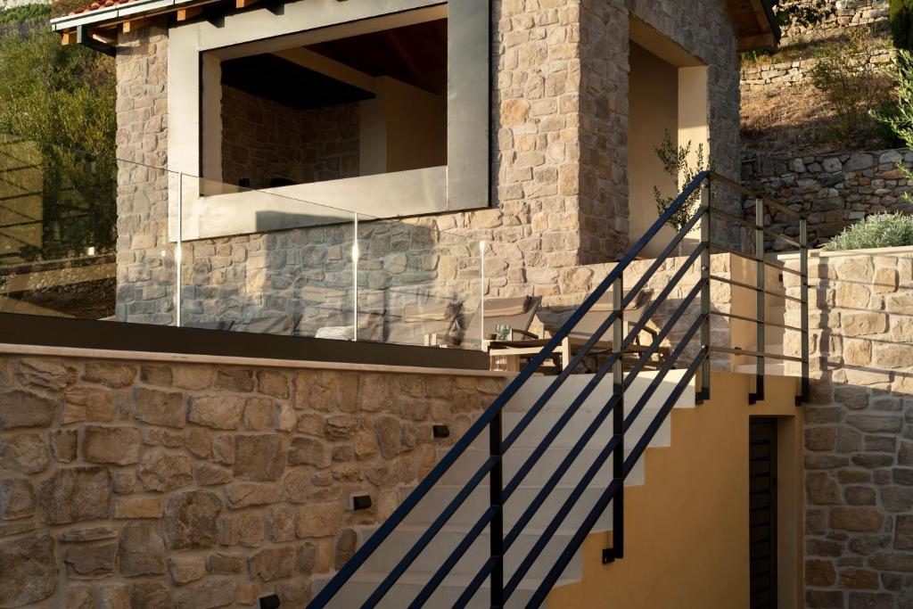 Fotografia z galérie ubytovania Luxauthentic villa with heated pool SALT STONE - sauna, jacuzzi, gym, outdoor kitchen with bbq v Mimiciach