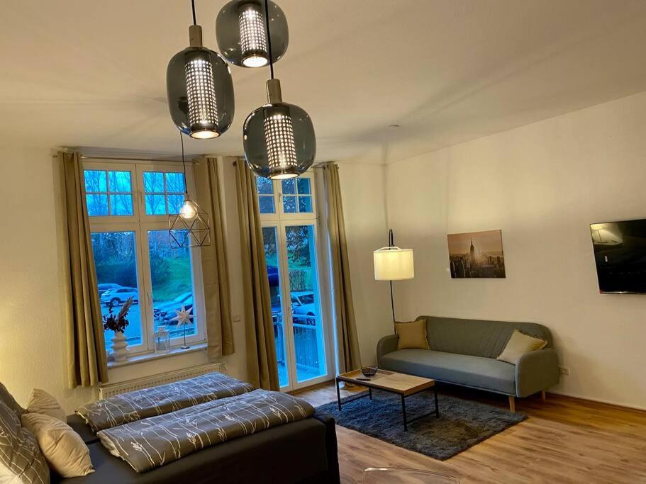 een woonkamer met een bank en een raam bij Exkl. helles Apartment mit Balkon, WLAN& Parkplatz in Maagdenburg