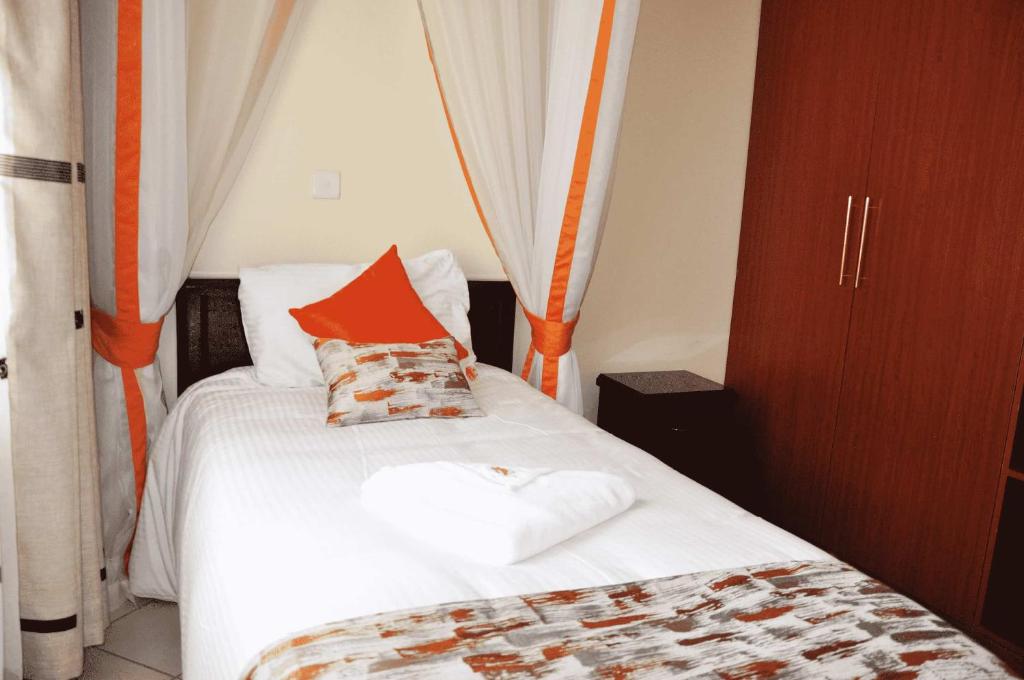 Postel nebo postele na pokoji v ubytování The Radix Hotel Limited