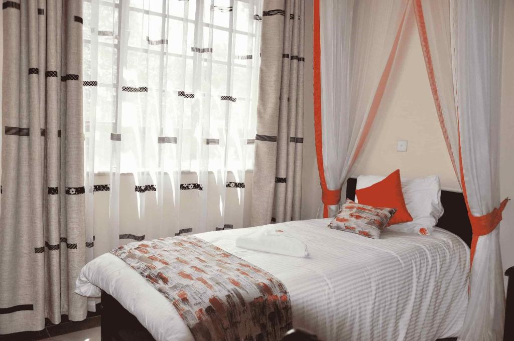 Postel nebo postele na pokoji v ubytování The Radix Hotel Limited