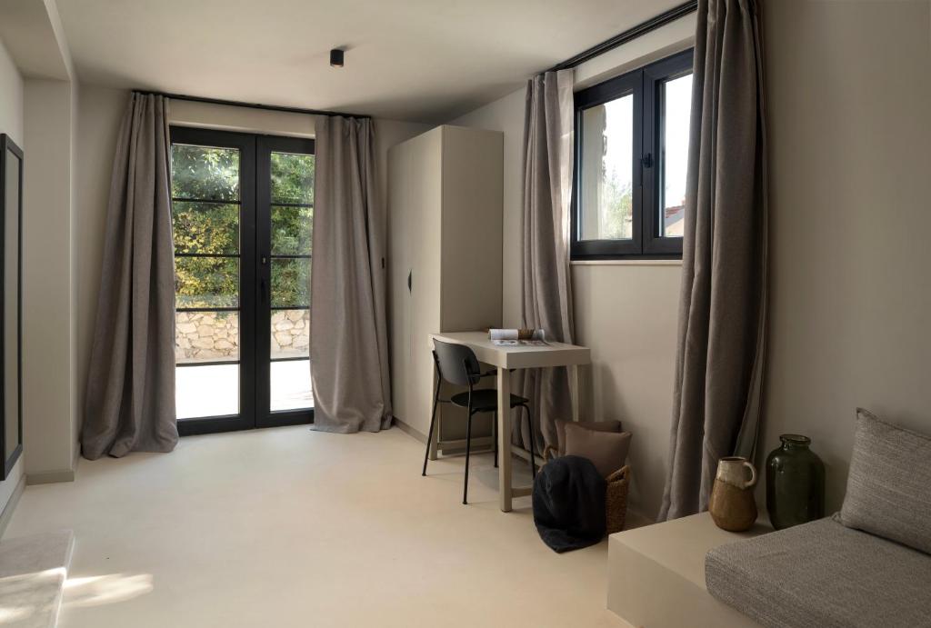 Posedenie v ubytovaní Luxauthentic villa with heated pool SALT STONE - sauna, jacuzzi, gym, outdoor kitchen with bbq