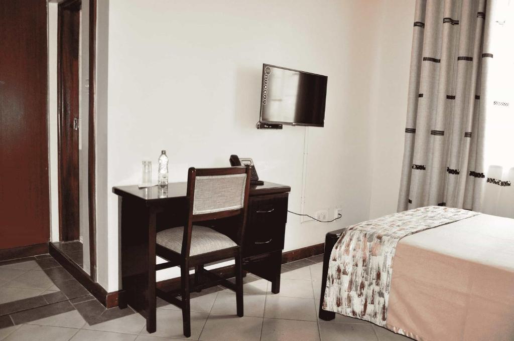 Postel nebo postele na pokoji v ubytování The Radix Hotel Limited