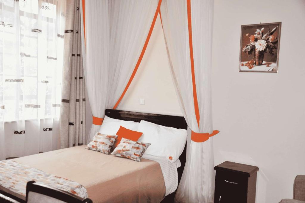 Postel nebo postele na pokoji v ubytování The Radix Hotel Limited