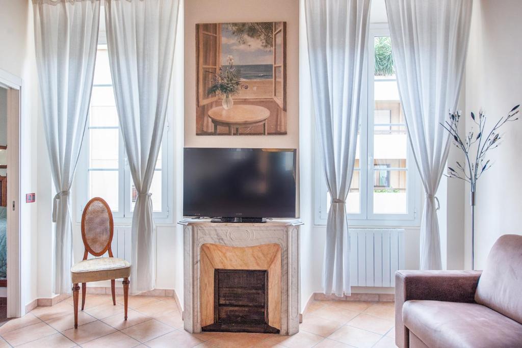 a living room with a tv and a fireplace at Merveilleux 2P, à 50 m de la plage, en plein centre ville in Menton