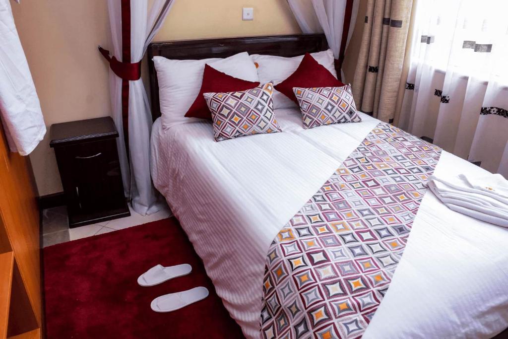 Postel nebo postele na pokoji v ubytování The Radix Hotel Limited