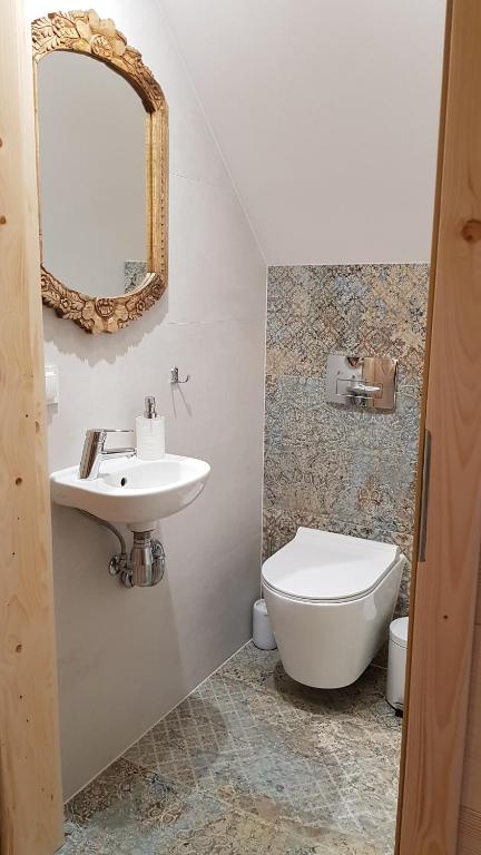 Kúpeľňa v ubytovaní Górskie Przysiółki w Koniakowie - Dom z bala KORONKA