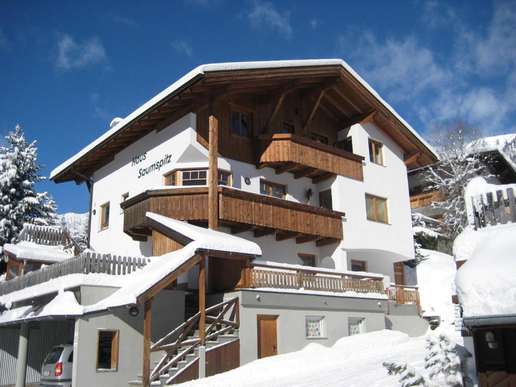 un gran edificio con nieve en el suelo en Haus Saumspitz, en Sankt Anton am Arlberg
