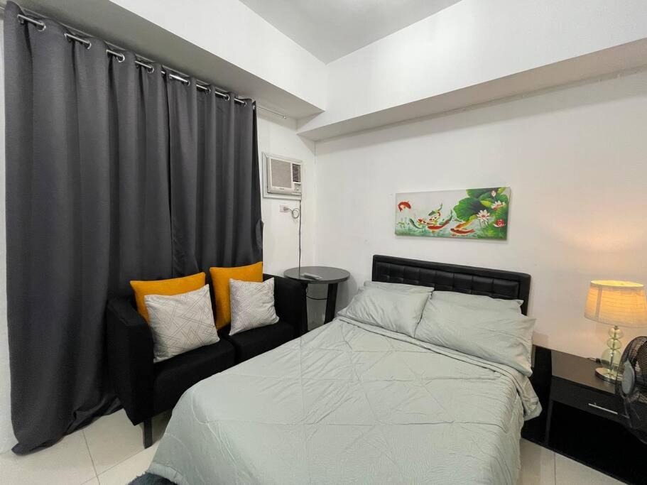 SSQ Makati Condo at Salcedo Valero Ayala Pool Wifi Gym, Manila (updated