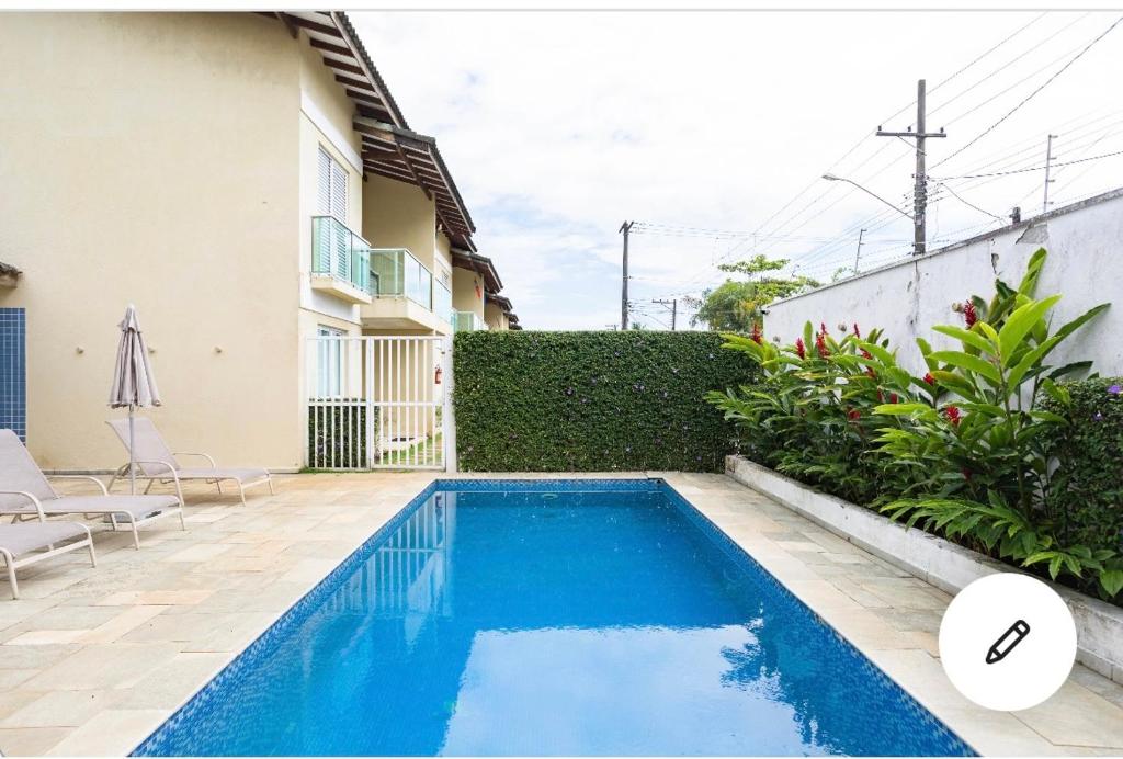 una piscina en el patio trasero de una casa en Casa charmosa Juquehy, en Juquei