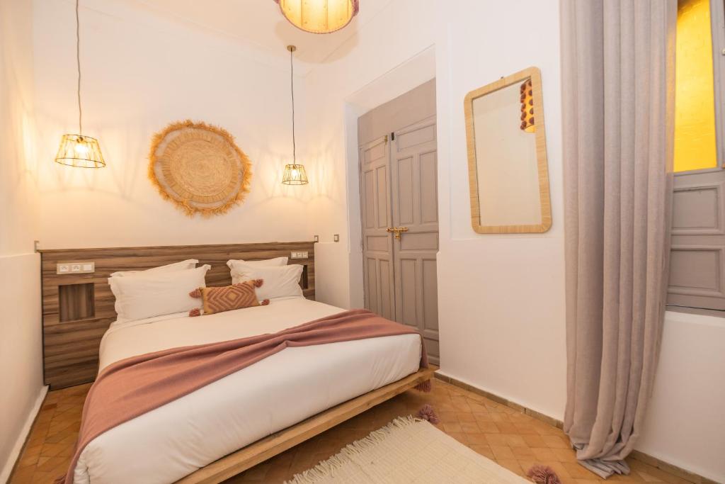 Postel nebo postele na pokoji v ubytování Riad Tizou