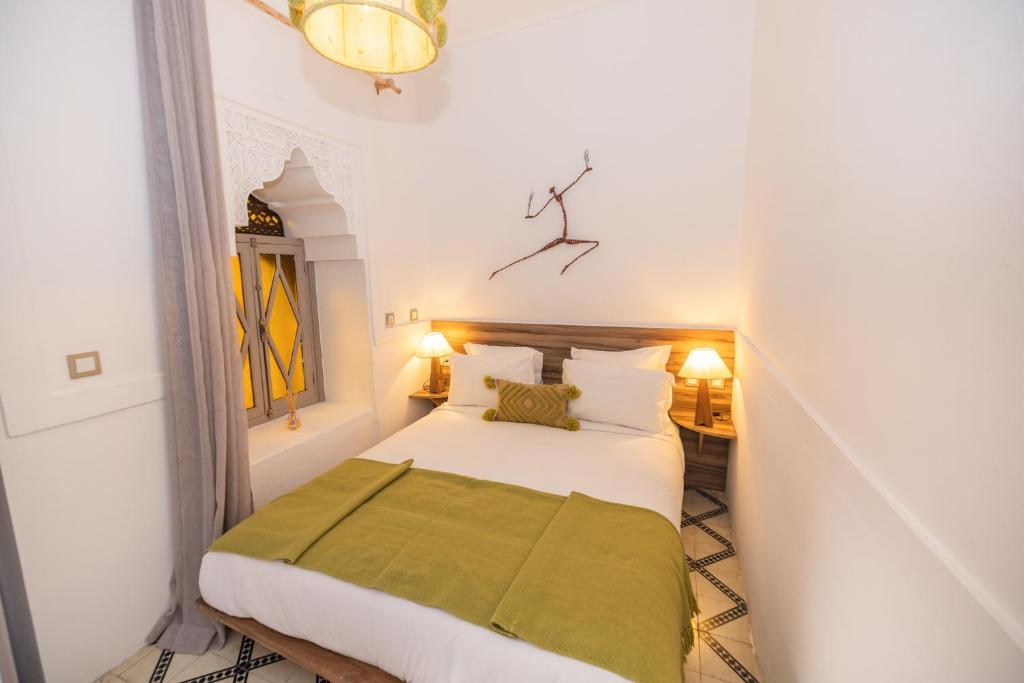 Postel nebo postele na pokoji v ubytování Riad Tizou