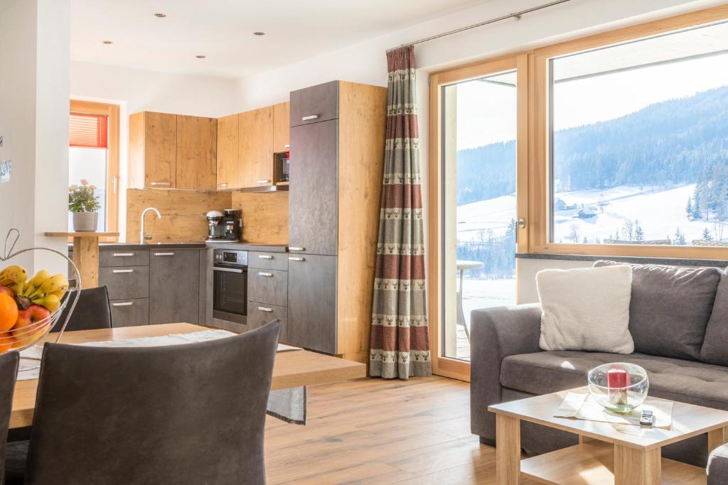 ein Wohnzimmer mit einer Couch und einem Tisch in der Unterkunft Moamoosgut in Göriach