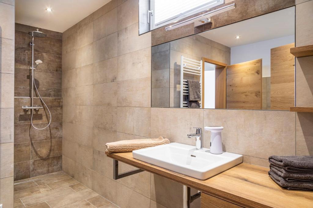 ein Badezimmer mit Waschbecken und Dusche in der Unterkunft Moamoosgut in Göriach