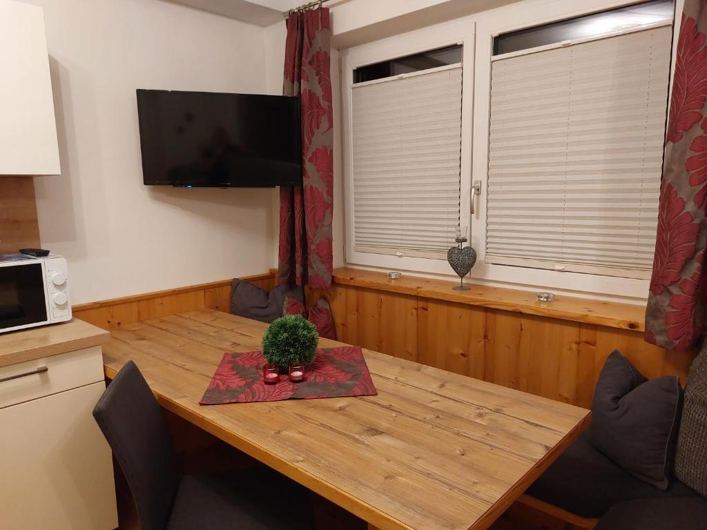 TV a/nebo společenská místnost v ubytování Apart Jakob