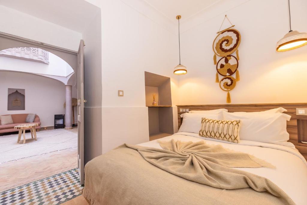 Postel nebo postele na pokoji v ubytování Riad Tizou