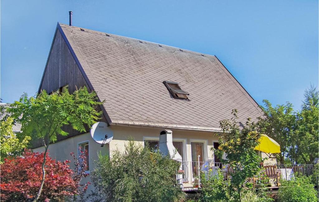 Casa blanca con techo marrón en Beautiful Home In Bad Brambach With Sauna en Bad Brambach