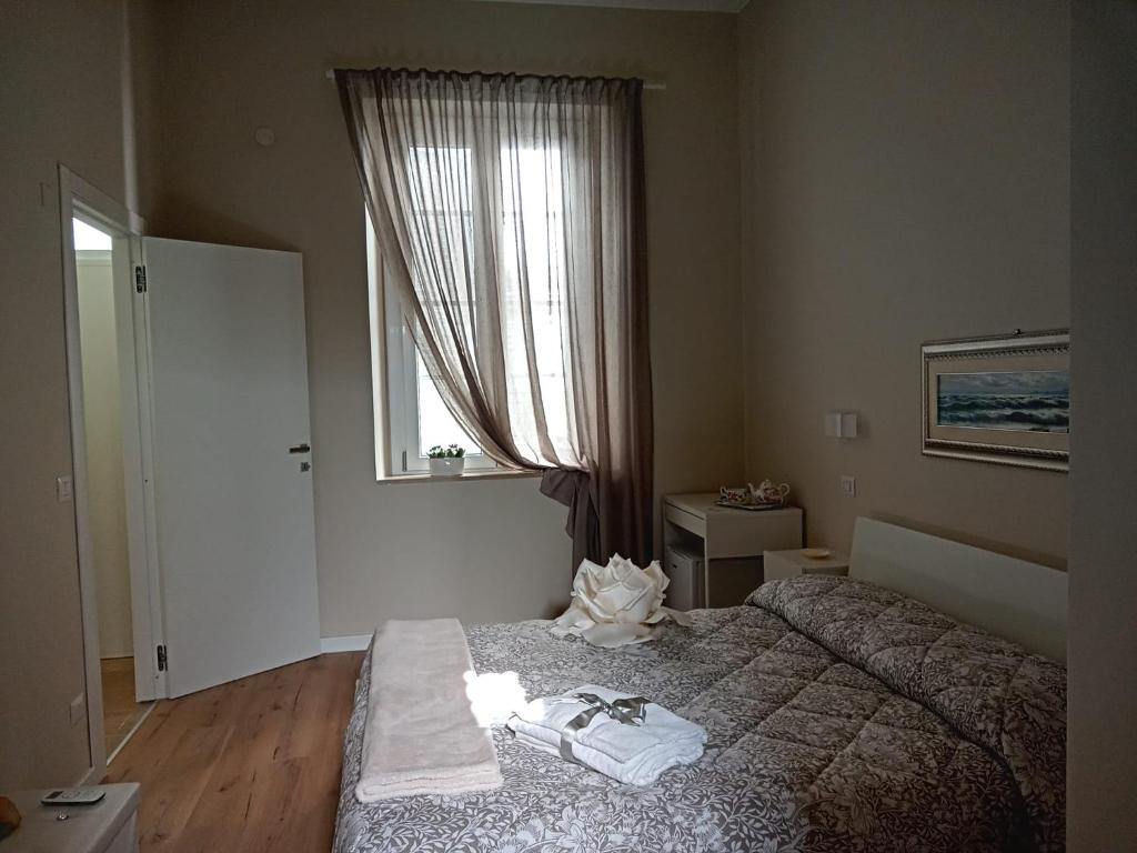 een slaapkamer met een bed met handdoeken erop bij Room 369 in Termoli