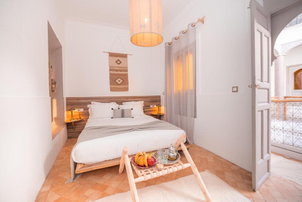 Postel nebo postele na pokoji v ubytování Riad Tizou