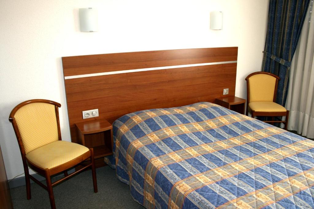 Postel nebo postele na pokoji v ubytování Logis Hotel-Restaurant De La Poste