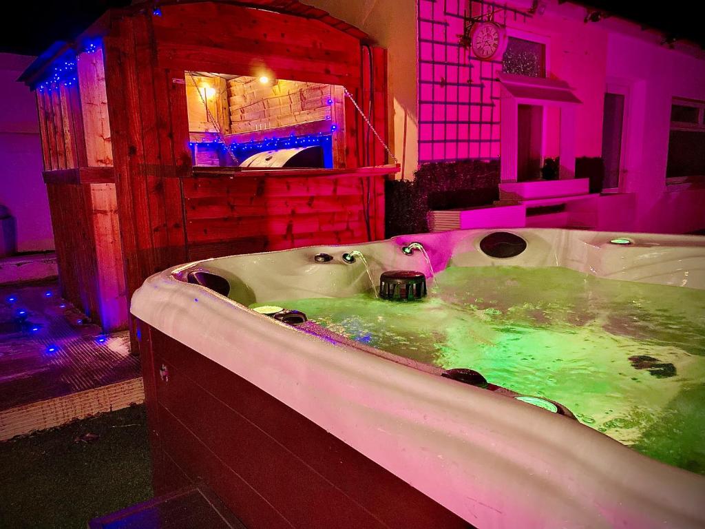 Фотография из галереи Captivating 4-Bed Hot Tub House in Blackpool в Блэкпуле