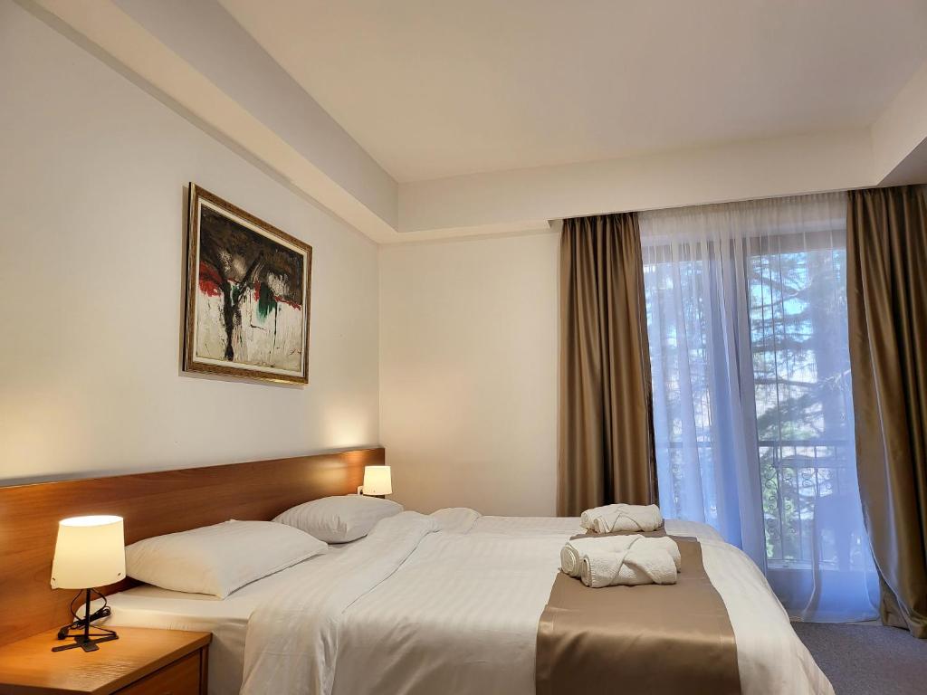 een hotelkamer met een bed en een raam bij Mayberry Lake - Villa Medijapark in Pretor