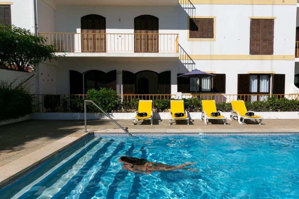 un hombre nadando en una piscina en un hotel en Moinhos Apartment by Algarve Golden Properties, en Lagos