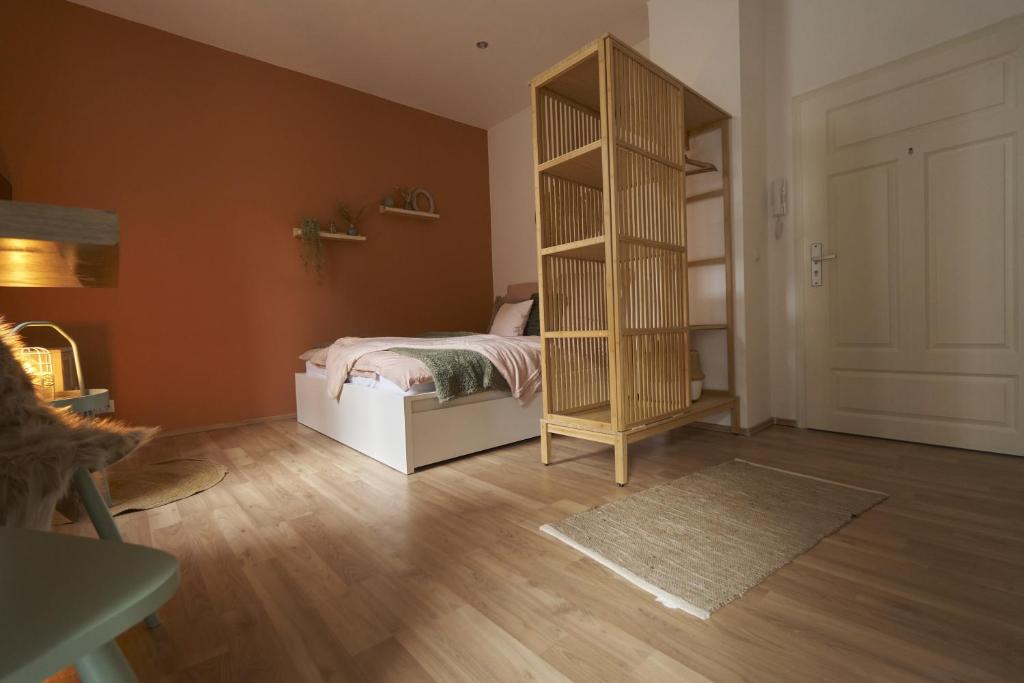 - une chambre avec un lit et une étagère dans l'établissement Coole Altbau-WE 1-ZKB Terrasse Worms Zentrum, à Worms