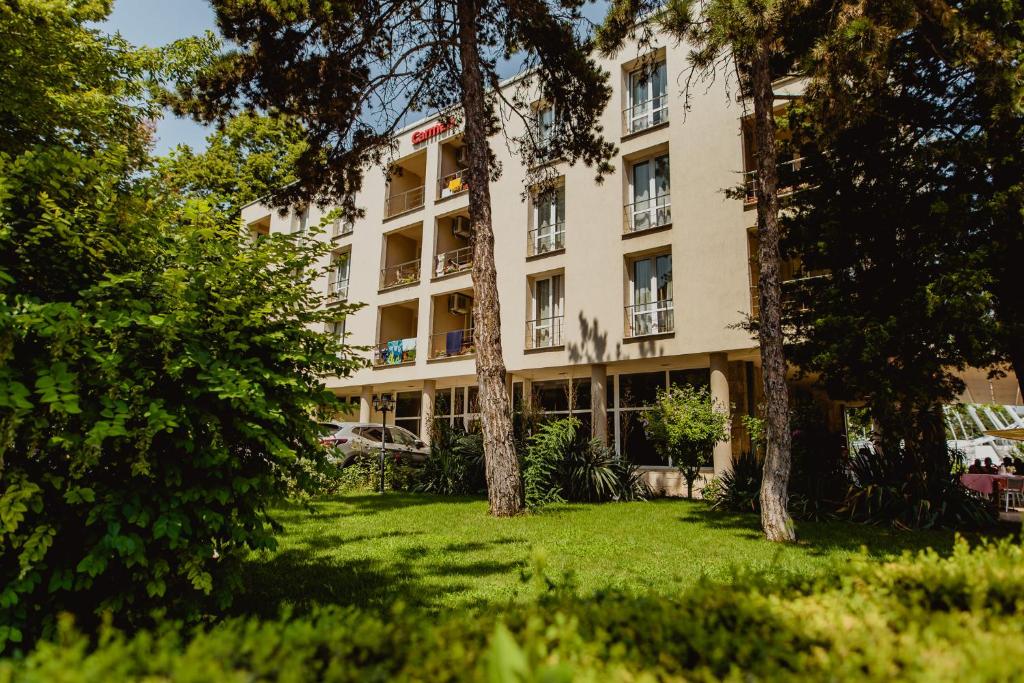 En have udenfor Hotel Carmen