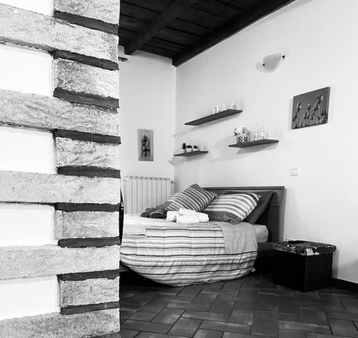 1 dormitorio con cama y pared de ladrillo en DEA 2, en Seriate