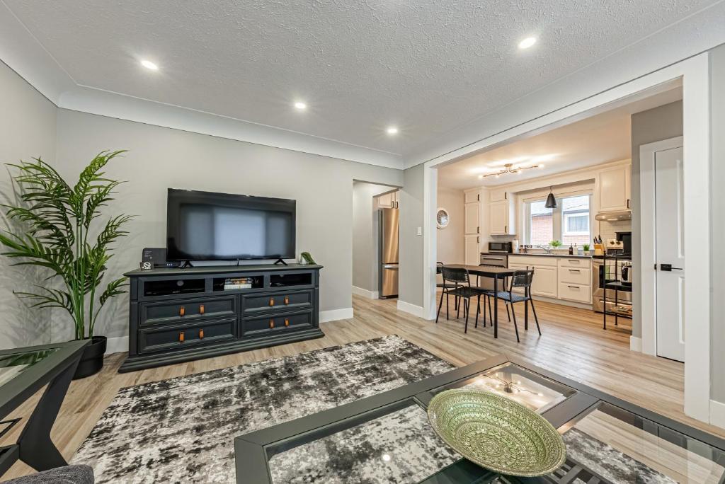 Hamilton Mountain Duplex with two private fully furnished apartments, Гамильтон обновленные