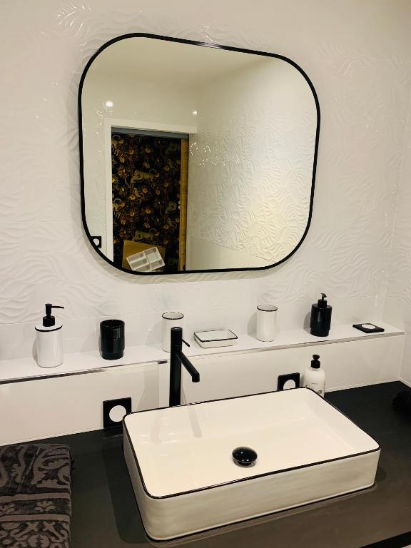 A bathroom at &quot;Au Fil de la Charente&quot; - Coeur de Saintes - WIFI Clim - Class&eacute; 4 &eacute;toiles - 4 pers