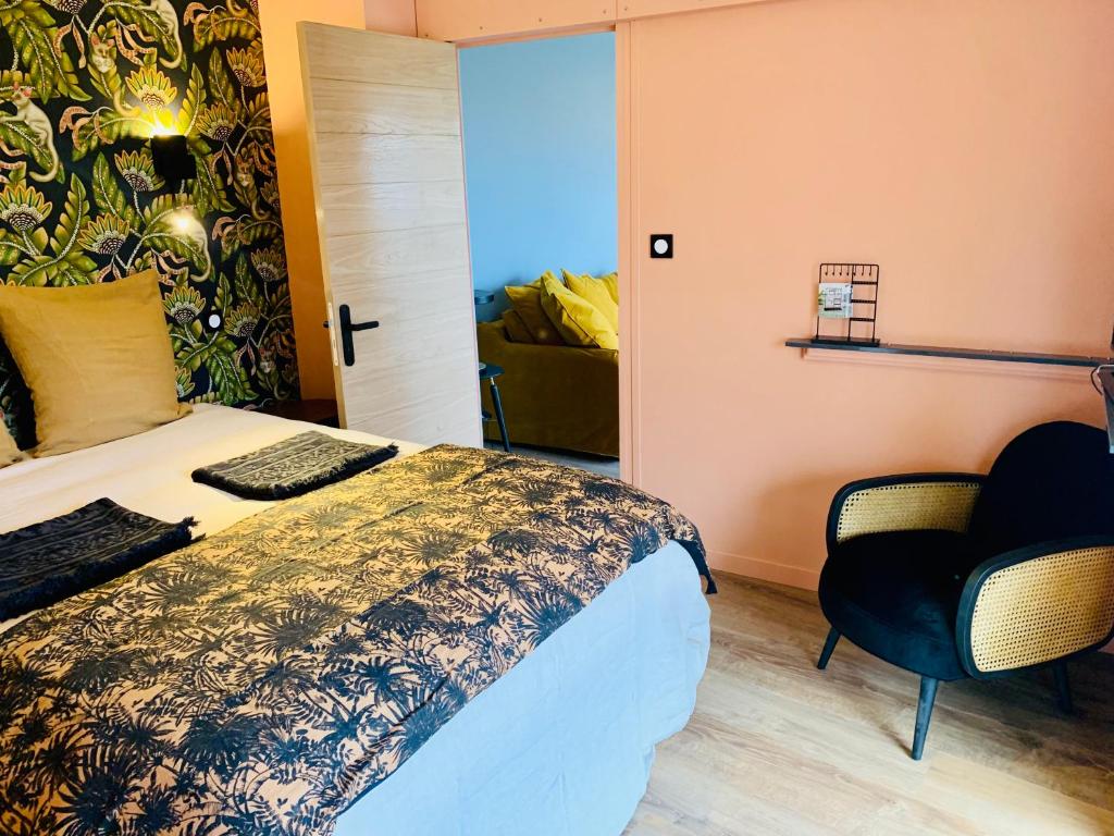 A bed or beds in a room at &quot;Au Fil de la Charente&quot; - Coeur de Saintes - WIFI Clim - Class&eacute; 4 &eacute;toiles - 4 pers