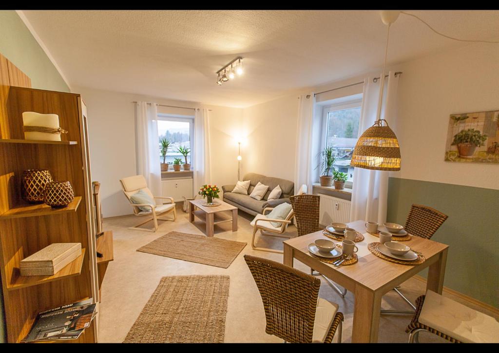 ein Wohnzimmer mit einem Tisch, Stühlen und einem Sofa in der Unterkunft Ferienwohnung Daniel in Bad Reichenhall