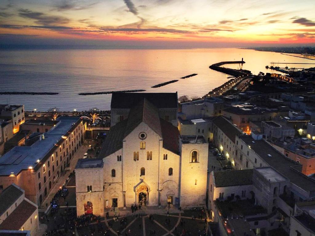 - une vue aérienne sur une église d'une ville au coucher du soleil dans l'établissement SAINT GEORGE'S HOUSE 3 Bari, à Bari