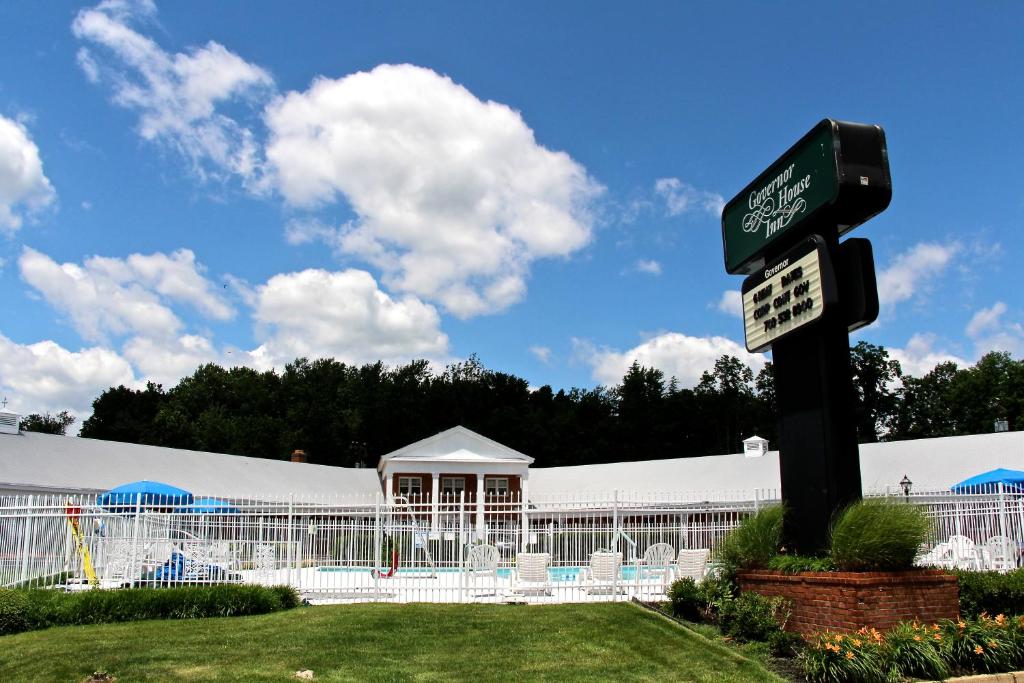 un edificio con una señal delante de él en Governor House Inn Arlington/Falls Church, en Falls Church