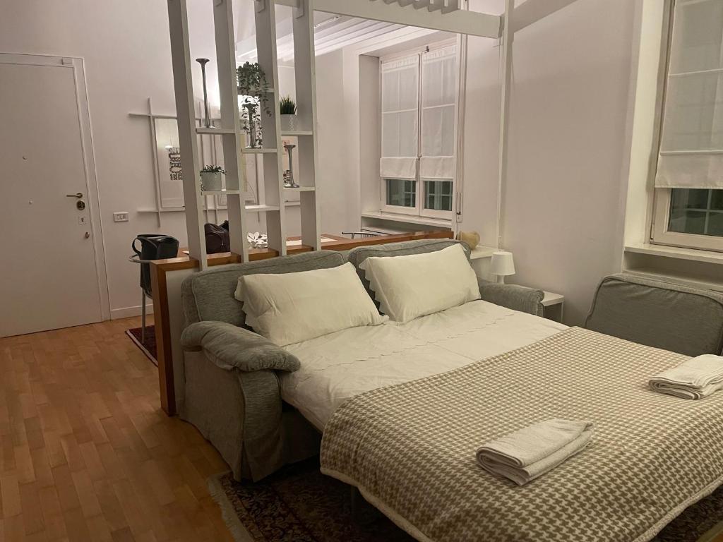 - une chambre avec un lit et 2 serviettes dans l'établissement DOMUS B, Corso Francia apartment, à Rome