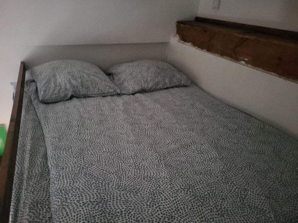 Postel nebo postele na pokoji v ubytování Studio à Trouville - Charme de l'ancien